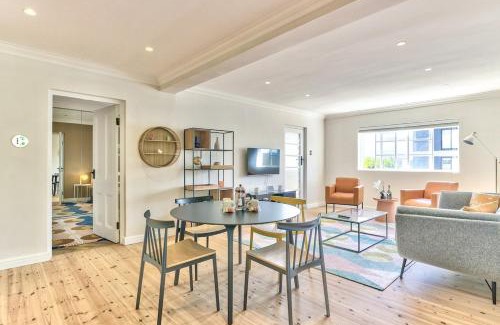 Cape Town City Centre House | Renovated, art deco couples retreat with views!