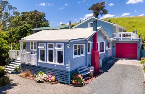 Opononi House | RENOVATED BEACH COTTAGE WITH HARBOUR AND SAND DUNE VIEWS.