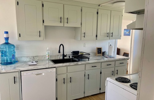 Terra Nova House | Renovated biscuit box style home. Located centrally to the best attractions.