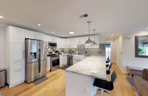 Vauxhall Condo | Renovated, bright and sunny 2 Bedroom / 2 Bathroom w/ seperate Den/ office space