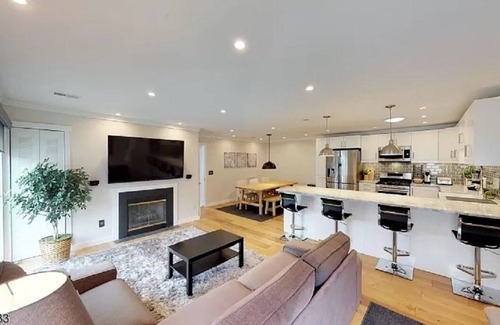 Vauxhall Condo | Renovated, bright and sunny 2 Bedroom / 2 Bathroom w/ seperate Den/ office space