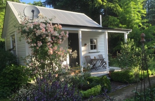 Havelock North Cottage | Renovated bushman's cottage in beautiful garden.