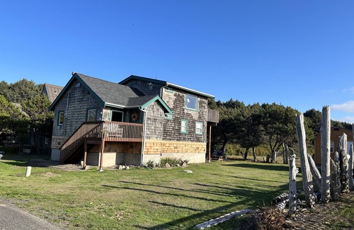 Moclips Cabin | Renovated cabin 2 easy blocks to the beach and close to the Moclips River