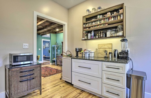 Carrboro House | Renovated Carrboro House with Deck & Fire Pit!