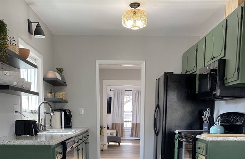 Lansing House | Renovated Central 3 BDRM 2 BTH Home 5 Mins to MSU