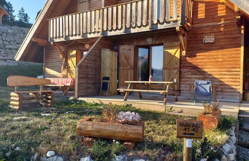 La Joue du Loup Ski Chalet | Renovated chalet 7 pers with terrace, ski room and free parking