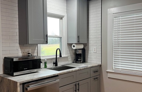 Pamplin House | Renovated charming cape on a 72 acre retired farm