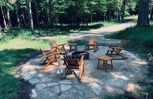 Jacksonport House | Renovated Charming Log Cabin on 4 Acres in Jacksonport