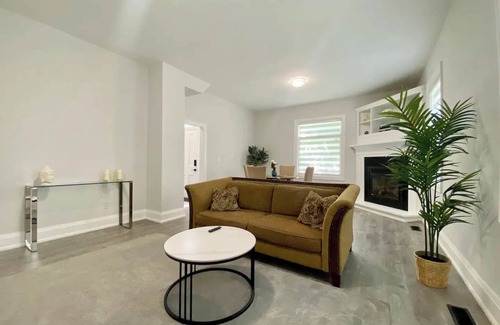 Vaughan House | Renovated & Chic Maple Heritage Home