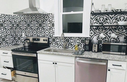 Forest Hills Apartment | Renovated, Clean 1 bedroom in Forest Hills - B