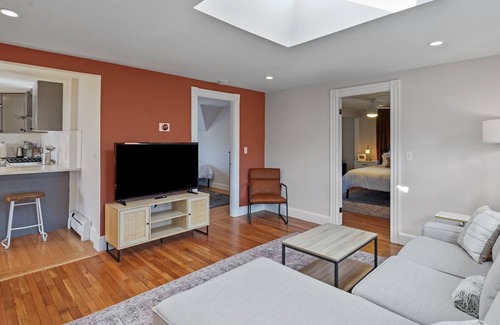 Warren House | Renovated Coastal Retreat⎥+8 beds ⎥Historic Waterfront