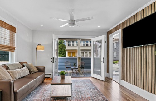 Warren House | Renovated Coastal Retreat⎥+8 beds ⎥Historic Waterfront