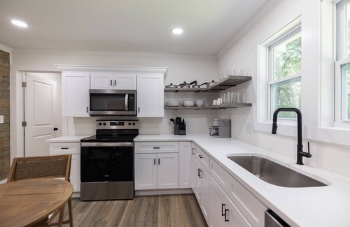 Arnoldsville House | Renovated Cottage on 5 Acres near Athens!