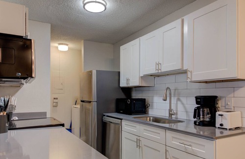 East Riverside - Oltorf Apartment | Renovated, Cozy 2B | Comfy King Beds, Fast WiFi