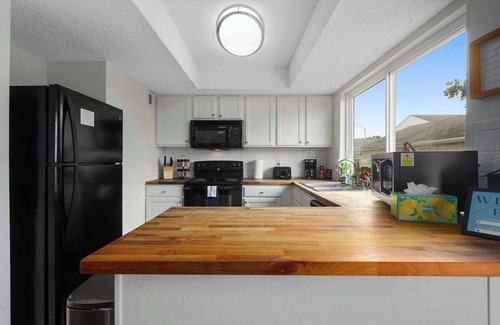 Grandview House | Renovated Cozy TownHome Mins from KC Attractions