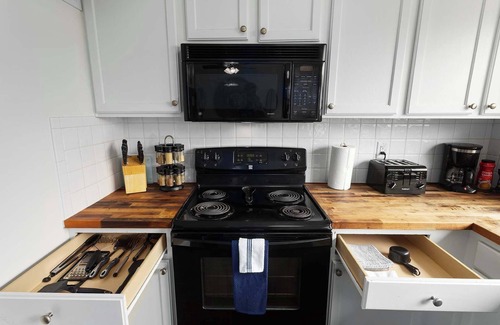 Grandview House | Renovated Cozy TownHome Mins from KC Attractions