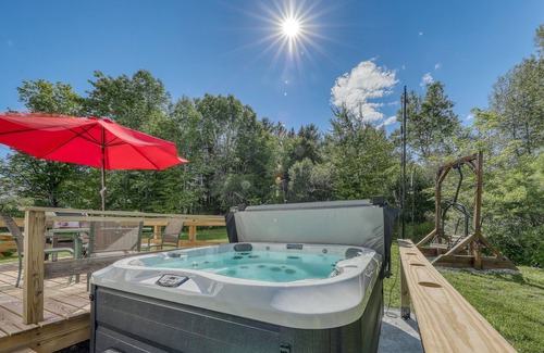 Mount Holly House | Renovated farmhouse near Okemo with fast WiFi, private hot tub & W/D