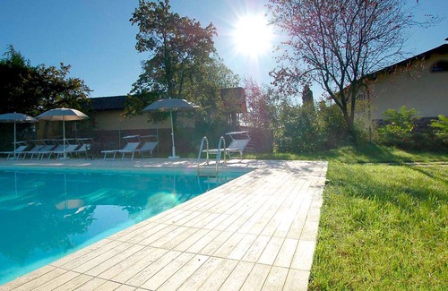 Oriolo dei Fichi Villa | Renovated farmhouse with swimming pool and large garden.