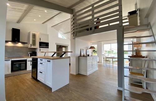 Les Moutiers-en-Retz Cottage | Renovated house with terrace and enclosed garden 30m from the sea, parking, wifi