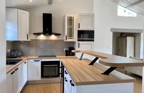 Les Moutiers-en-Retz Cottage | Renovated house with terrace and enclosed garden 30m from the sea, parking, wifi