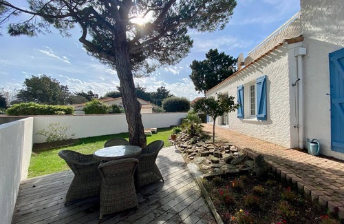 Les Moutiers-en-Retz Cottage | Renovated house with terrace and enclosed garden 30m from the sea, parking, wifi