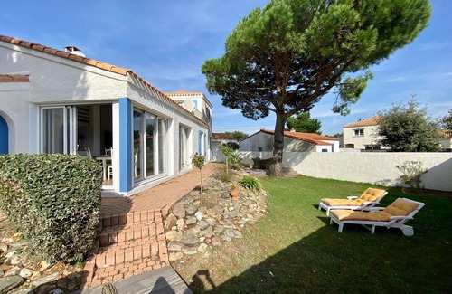 Les Moutiers-en-Retz Cottage | Renovated house with terrace and enclosed garden 30m from the sea, parking, wifi