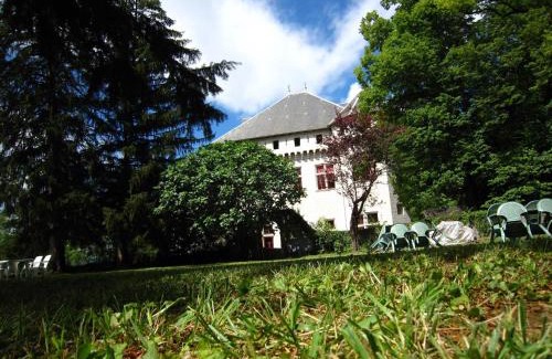 Serrieres-en-Chautagne House | Renovated castle apartment with swimming pool