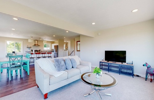 The Dalles House | Renovated home with panoramic river view, patio & AC