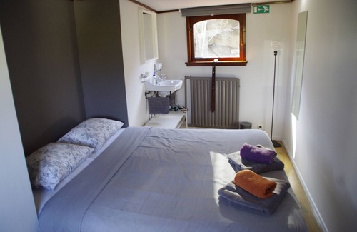 Rooigem Boat Rental | Renovated Houseboat in the Center of Ghent (Captain's Room)