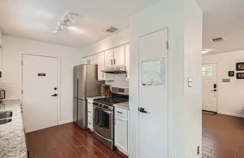 Austin House | Renovated LaCasa deArte- Minutes From Downtown and Austin Hotspots!