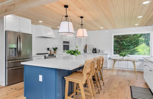 Cloverdale House | Renovated Lake House, Private Sandy Beach, Hot Tub, Pool Table, Fire-Pit, Fishing, One Mile to Ocean