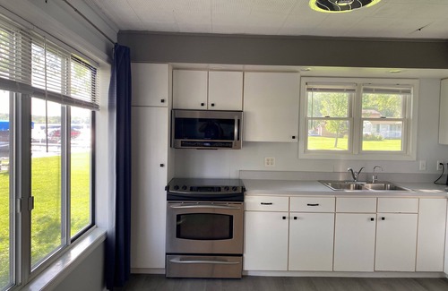 Pierceton Cottage | Renovated Lakefront On All Sports Big Barbee Lake-No Stairs-Steps From Water