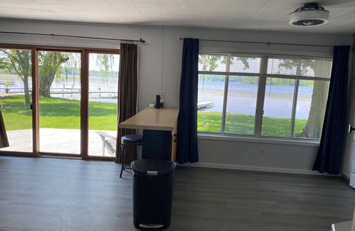 Pierceton Cottage | Renovated Lakefront On All Sports Big Barbee Lake-No Stairs-Steps From Water