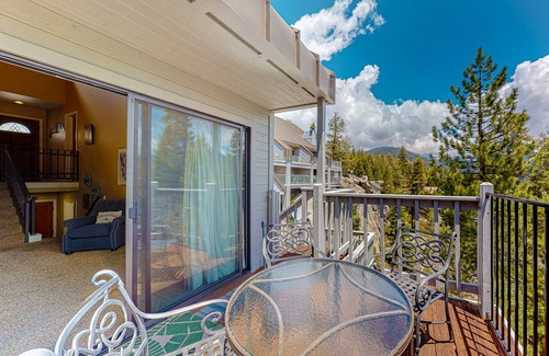 Lakeshore Condo | Renovated lakeview condo w/ great location near swimming & skiing