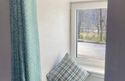 Onich Cottage | Renovated lochside cottage nr Fort William & Glencoe (sleeps 4-6)