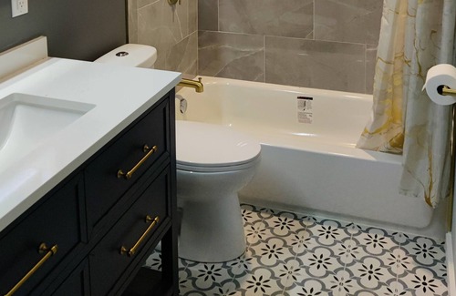 Avon House | Renovated Luxurious getaway near the city!