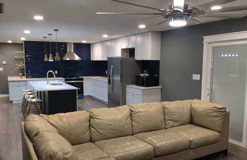 Avon House | Renovated Luxurious getaway near the city!