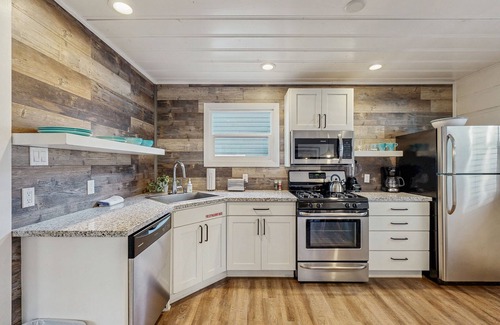 Lakeside Park Cabin | Renovated Modern Retreat with Hot Tub | Walk to Lakeside Beach & Gondola