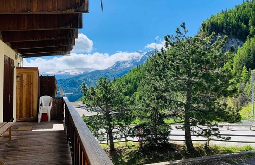 Pra Loup Ski Chalet | Renovated Mountain Home, 30m from Slopes, Private Parking, Pra Loup