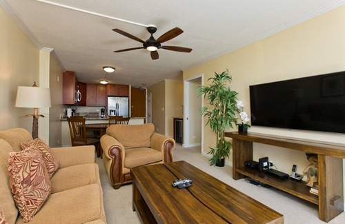 Ala Moana Condo | Renovated Oceanfront Condo