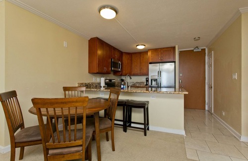Ala Moana Condo | Renovated Oceanfront Condo