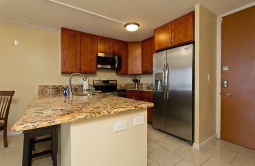 Ala Moana Condo | Renovated Oceanfront Condo