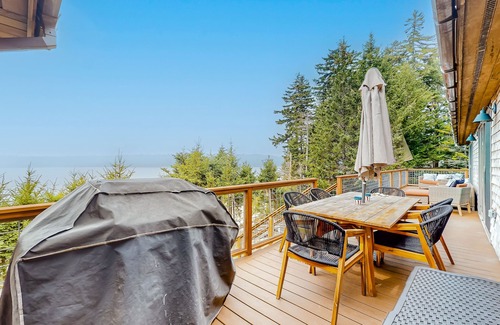 Saint George House | Renovated oceanfront home with stunning view & pebbly beach - snowbird-friendly