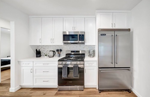 West Hills House | Renovated pet friendly w/beautiful yard & jacuzzi