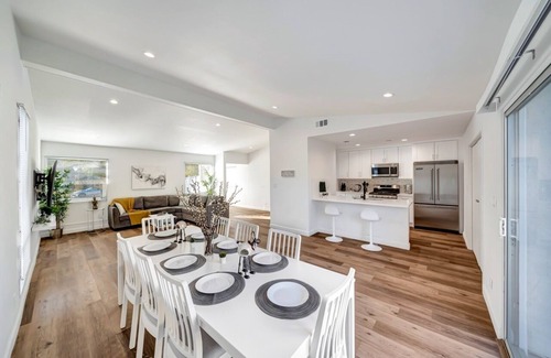 West Hills House | Renovated pet friendly w/beautiful yard & jacuzzi