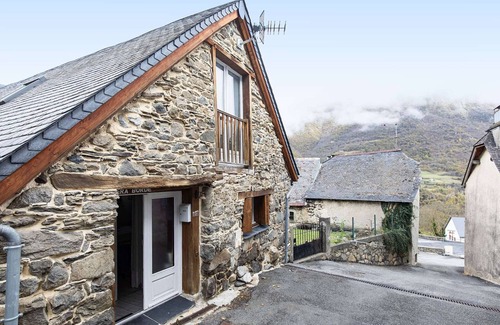 Sazos House | Renovated Pyrenean House with Garden - Sleeps 8 - Near Ski Resorts