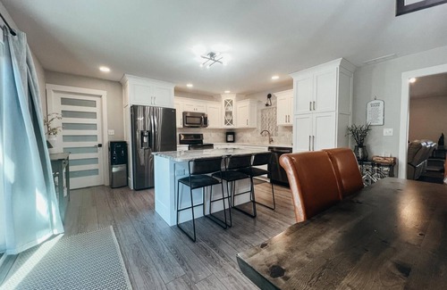 Newburgh House | Renovated Ranch: 3BDRM 2BATH with King Bed, En-Suite, Sleeps 6, Hot Tub & more!