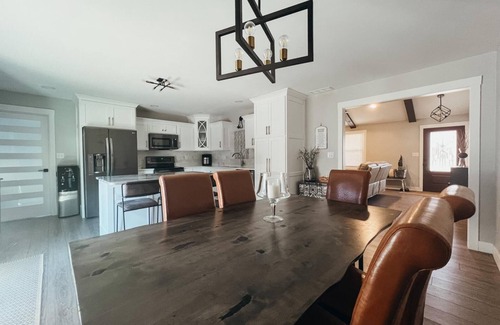 Newburgh House | Renovated Ranch: 3BDRM 2BATH with King Bed, En-Suite, Sleeps 6, Hot Tub & more!