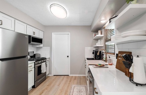 Cuyahoga Falls House | Renovated Ranch|Patio Vibes|Fully Stocked Kitchen|Sleeps 6