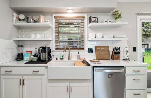 Cuyahoga Falls House | Renovated Ranch|Patio Vibes|Fully Stocked Kitchen|Sleeps 6